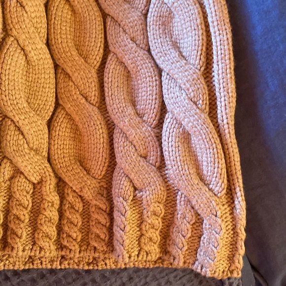 ELIE TAHARI NWT Cap Sleeve Crewneck Chunky Cable Knit Sage Green Sweater medium - Picture 9 of 13